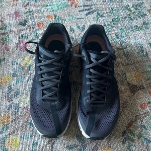 On Cloud Athletic Shoes Size 8.5